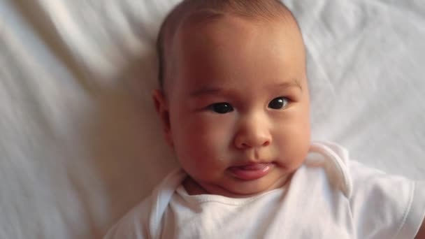 Χαριτωμένο Ασιατικό Μωρό Κουνάει Χέρια Του Και Βάζει Στο Στόμα — Αρχείο Βίντεο