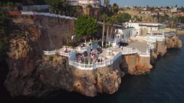 Uçurumdaki düğünün insansız hava görüntüsü. Yüksek kalite 4k görüntü