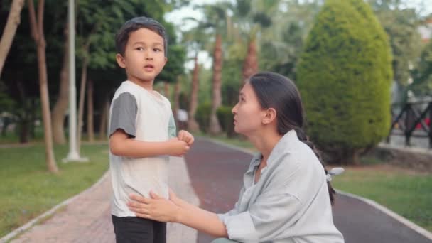 Anya Figyelmesen Hallgatta Fiát Amint Elmesél Egy Történetet Kiváló Minőségű — Stock videók