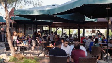 İnsanlar akşamları yazlık kafede oturuyor. Antalya, Türkiye... 04.23.2022. Yüksek kalite 4k görüntü