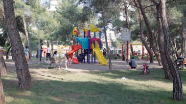 Çocuklar parkta oyun oynuyorlar ve eğleniyorlar. Yüksek kalite 4k görüntü