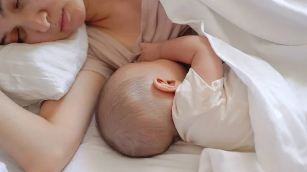 Mãe Adormece Junto Com Bebê Cama Imagens Alta Qualidade — Fotografia de Stock