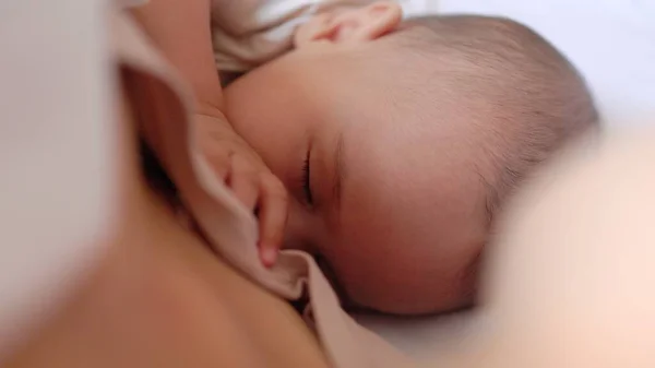 Close Vista Bebê Adormecer Segurando Mãe Cama Imagens Alta Qualidade — Fotografia de Stock