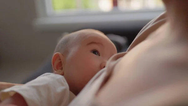 Visão Perto Mãe Amamentar Seu Bebê Imagens Alta Qualidade — Fotografia de Stock