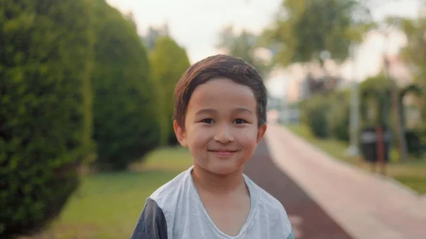 Крупним Планом Вид Милого Усміхненого Хлопчика Стоїть Алеї Портрет Маленький — стокове фото