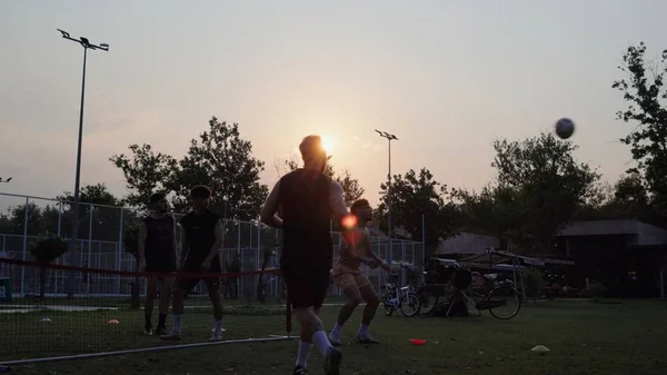 Athletic Guys Throw Ball Each Other Net Sunset High Quality — Photo