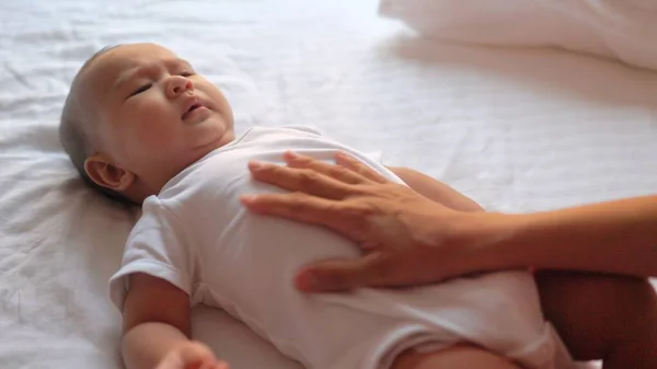 Mother Make Massage Babys Tummy High Quality Footage — ストック写真