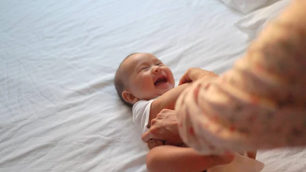 Mãe Brincar Com Babys Braços Enquanto Ele Deitado Cama Imagens — Fotografia de Stock