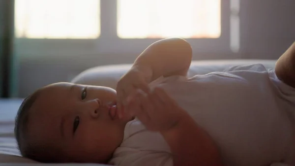 Bonito Bebê Asiático Cama Colocar Mãos Boca Imagens Alta Qualidade — Fotografia de Stock