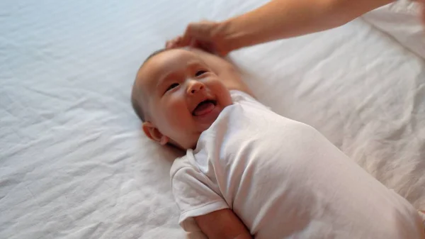 Baby Enjoy Exercises His Mom High Quality Footage — ストック写真