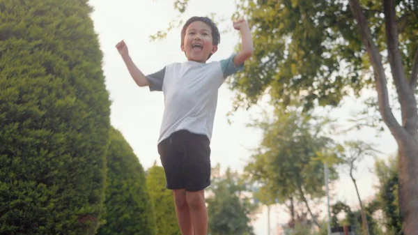 Вышел Азиатский Мальчик Прыгает Танцует Счастливая Семейная Концепция Высококачественные Кадры — стоковое фото
