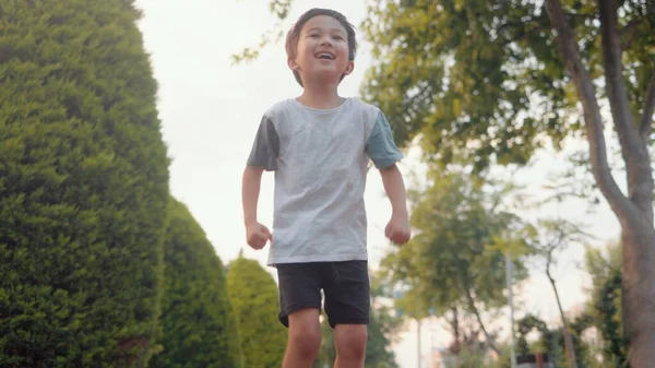 Ausgelassener Asiatischer Junge Springt Und Tanzt Glückliches Familienkonzept Hochwertiges Filmmaterial — Stockfoto
