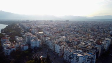 Güneşli bir günde şehir manzarası. Antalya, Türkiye. Yüksek kalite 4k görüntü