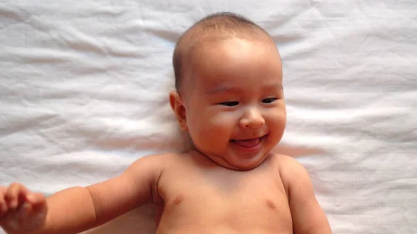 Nahaufnahme Von Niedlichen Asiatischen Babys Lächelndes Gesicht — Stockfoto