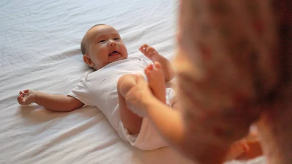 Mãe Brincar Com Babys Pernas Enquanto Ele Deitado Cama Imagens — Fotografia de Stock