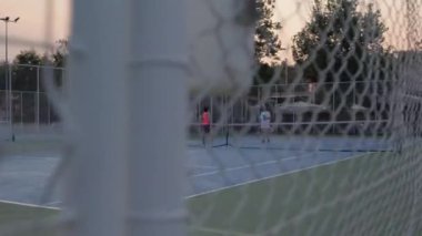 Tenisçiler sahada birbirleriyle konuşuyorlar. Yüksek kalite 4k görüntü