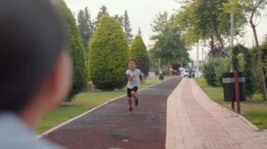 Oğlu sokakta annesine doğru koşuyor. Yüksek kalite 4k görüntü