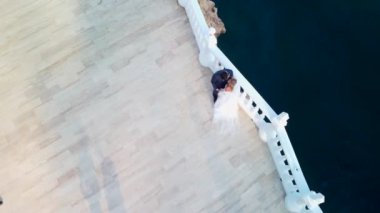 Uçurumdaki düğün töreninden sonra gelin ve damadın hava görüntüsü. - Evet. Yüksek kalite 4k görüntü