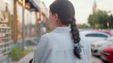 Annemin bebek arabasını iterken ve sokakta yürürken görüntüsü. Yüksek kalite 4k görüntü