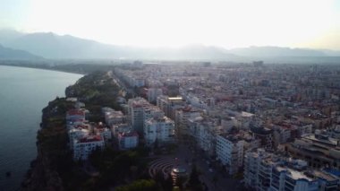 Güneşli bir günde şehir manzarası. Antalya, Türkiye. Yüksek kalite 4k görüntü