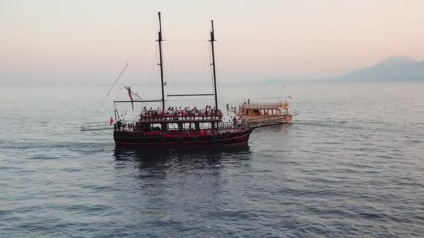 Tourist Ships Sails Sea Sunset Time Mountains Background High Quality — Wideo stockowe