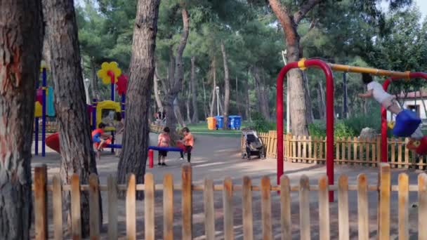 Gyerekek Játszanak Szórakoznak Játszótéren Parkban Kiváló Minőségű Felvételek — Stock videók