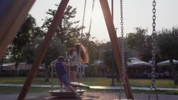 Niños Felices Jugando Carrusel Giratorio Vacaciones Verano Imágenes Alta Calidad — Vídeos de Stock