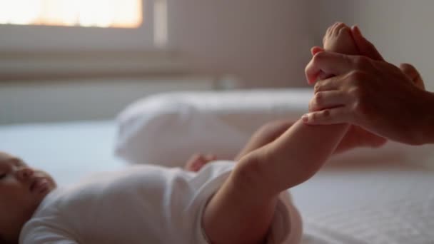 Maman Fait Massage Bébé Couché Sur Lit Images Haute Qualité — Video