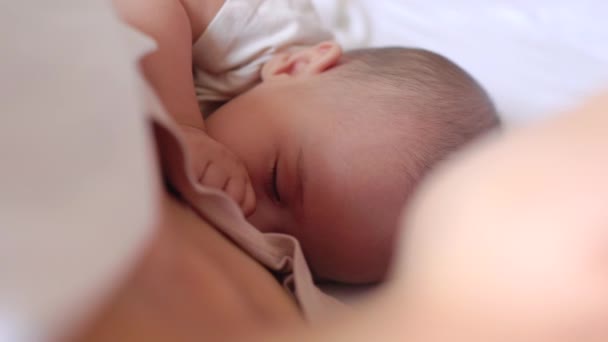 Bebeğin Annesini Yatakta Tutarken Uykuya Dalmasını Yakından Izle Yüksek Kalite — Stok video