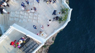 Uçurumdaki düğün törenine giden insanların hava görüntüsü. Hava aracı görüntüsü. Yüksek kalite 4k görüntü