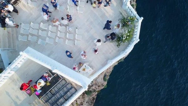 Uçurumdaki düğün törenine giden insanların hava görüntüsü. Hava aracı görüntüsü. Yüksek kalite 4k görüntü