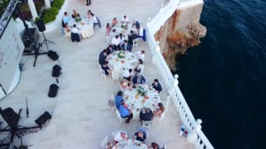 Uçurumdaki düğün töreninden sonra insanların hava görüntüsü. Yüksek kalite 4k görüntü