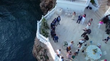 Uçurumdaki düğün töreninden sonra insanların hava görüntüsü. Misafirler fotoğraf çeker. Yüksek kalite 4k görüntü