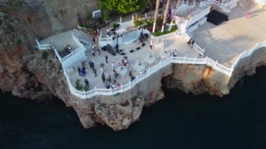 Uçurumdaki düğün töreninden sonra insanların hava görüntüsü. Yüksek kalite 4k görüntü