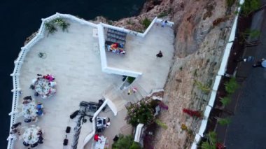 Uçurumdaki düğün töreninden sonra insanların hava görüntüsü. Yüksek kalite 4k görüntü