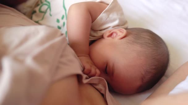 Close View Baby Fall Asleep Holding Mom Bed High Quality — Vídeo de Stock