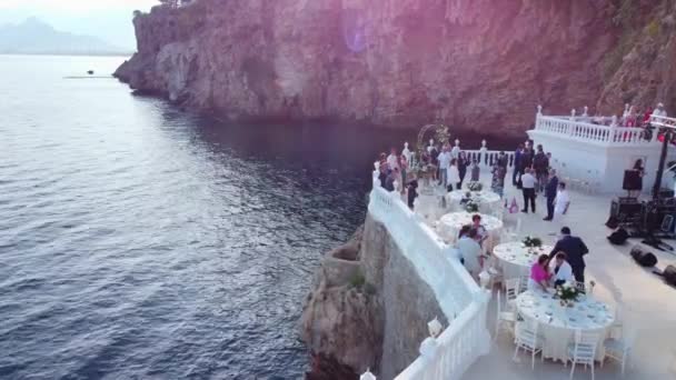 Gyönyörű Esküvői Szertartás Sziklán Naplementekor Kiváló Minőségű Felvételek — Stock videók