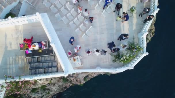 Аерофотозйомка Людей Йдуть Церемонію Одруження Скелі Вид Дрон Високоякісні Кадри — стокове відео