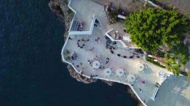 Uçurumdaki düğün töreninden sonra insanların hava görüntüsü. Yüksek kalite 4k görüntü