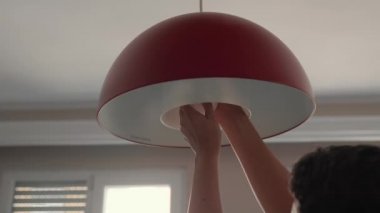 Erkek eller ampulü değiştiriyor. Elektrik onarımı ve bakımı. Yüksek kalite 4k görüntü