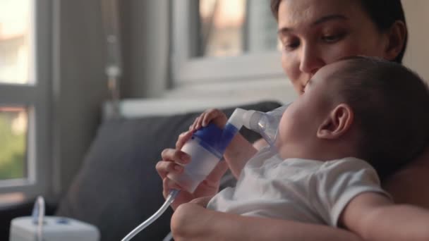 Mother Holding Inhaler Front Babys Face High Quality Footage — Stockvideo