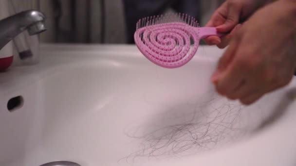Masalah Rambut Rontok Womans Tangan Menghapus Rambut Dari Sikat Banyak — Stok Video