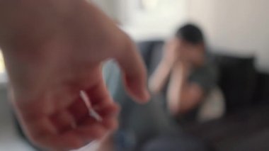 Ağlayan bir kadının arka planına sıkılmış bir yumruk. Yüksek kalite 4k görüntü