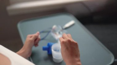 Kadın eller bir ilaç açıyor ve astım spreyine dökülüyor. Yüksek kalite 4k görüntü