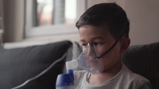 Een Kind Ademt Stoom Uit Een Inhalator Behandeling Van Longziekten — Stockvideo
