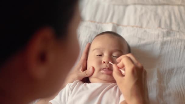 Mutter Putzt Ihre Babys Die Nase Hochwertiges Filmmaterial — Stockvideo
