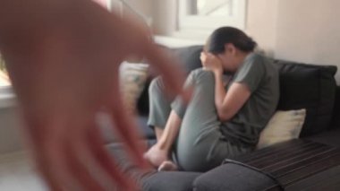 Ağlayan bir kadının arka planına sıkılmış bir yumruk. Yüksek kalite 4k görüntü