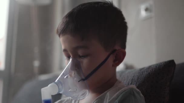 Egy Gyerek Belélegzi Gőzt Egy Inhalátorból Tüdőbetegségek Kezelése Kiváló Minőségű — Stock videók