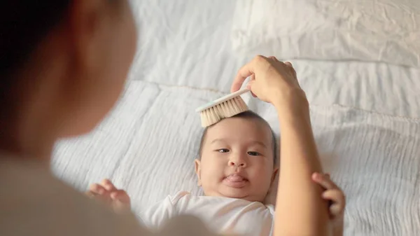 Mutter Schenkt Einem Baby Spielzeug Säugling Nimmt Ein Spielzeug Hochwertiges — Stockfoto