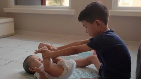 Five Years Old Boy Plays His Baby Brother Floor High — Stockfoto